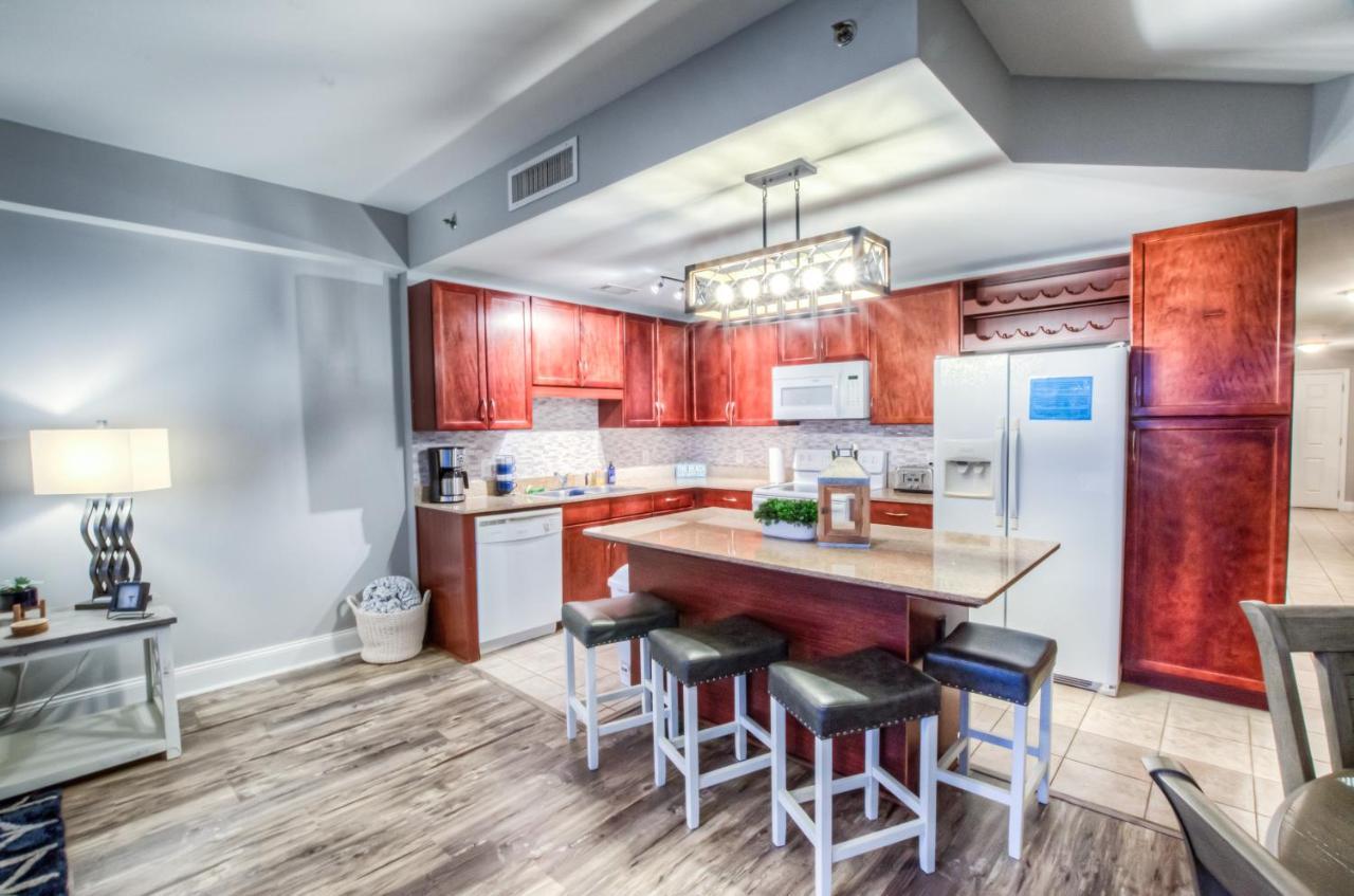 Amazing Style In Lake Town Wharf! 1 Bd, 2 Ba Amenities And Location! *