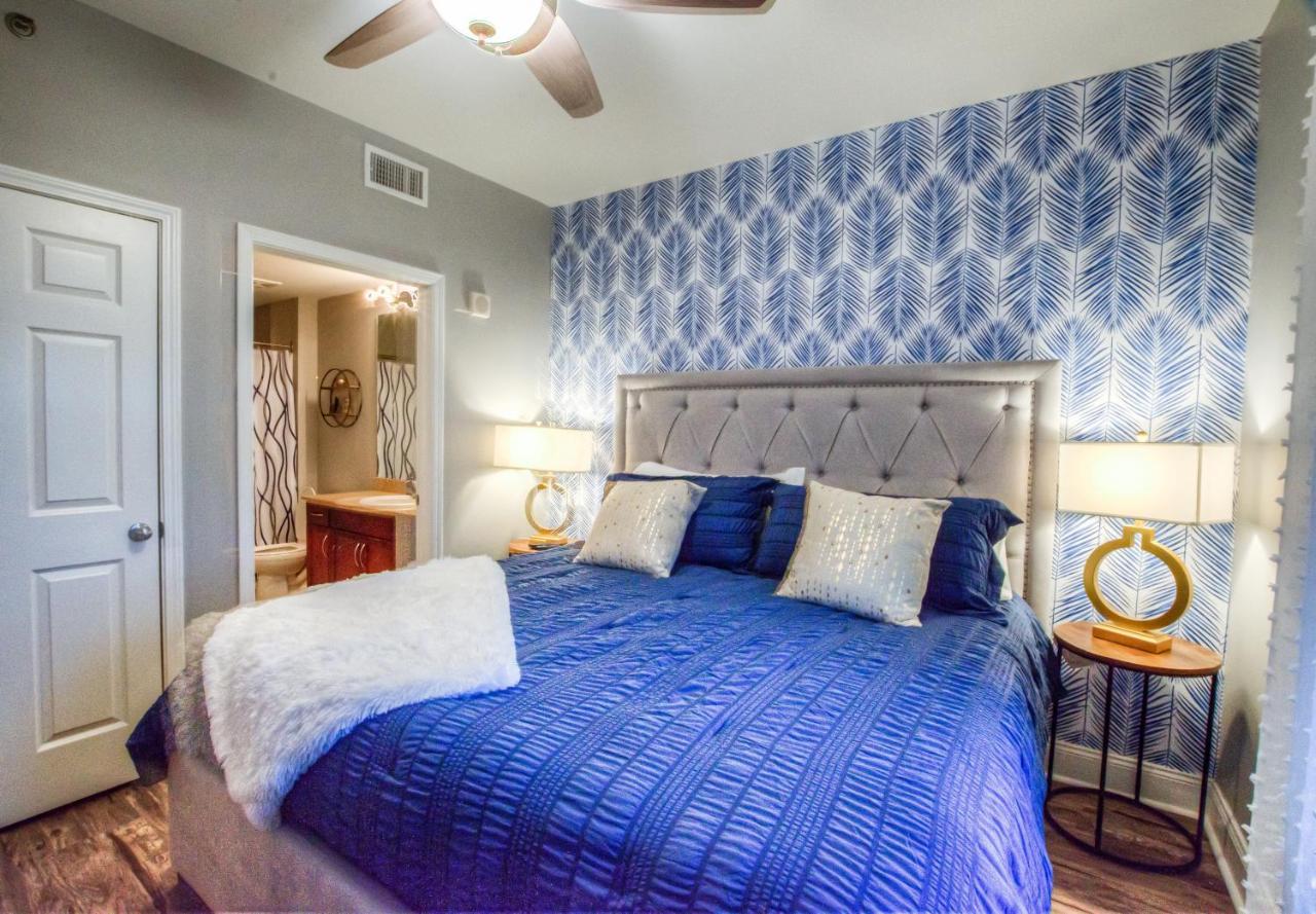 Amazing Style In Lake Town Wharf! 1 Bd, 2 Ba Amenities And Location! *