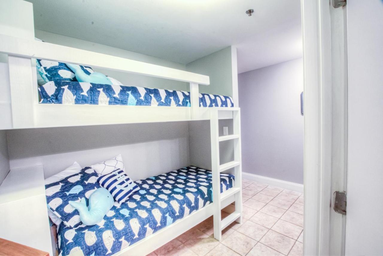 Amazing Style In Lake Town Wharf! 1 Bd, 2 Ba Amenities And Location! *
